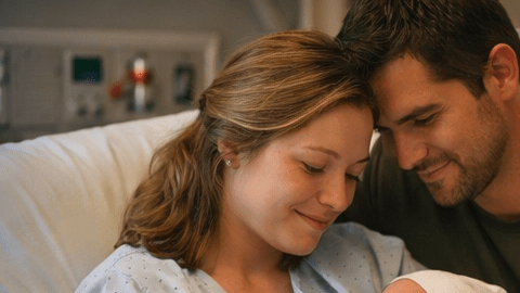 Familias de distintos orígenes sosteniendo a sus bebés recién nacidos en escenas íntimas y cálidas
