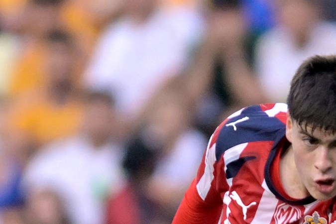 AME2466. SAN NICOLÁS DE LOS GARZA (MÉXICO), 11/04/2026.- Fernando Gorriaran (d) de Tigres disputa el balón con Armando Gonzalez de Guadalajara este sábado, en un partido de la Liga MX entre Tigres y Guadalajara en el Estadio Universitario de la ciudad de San Nicolás de los Garza (México). EFE/ Miguel Sierra