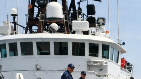 Agentes de la Guardia Costera supervisan el traslado de paquetes incautados en un muelle de Miami Beach
