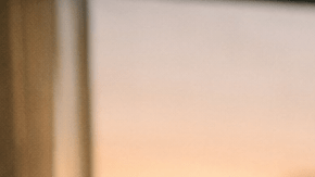 joven latino preocupado al mirar sus costos de vida