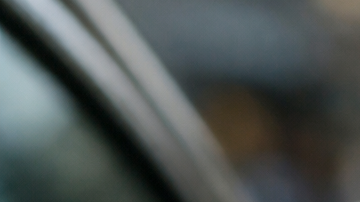 Persona mostrando licencia extranjera e internacional para conducir en Estados Unidos