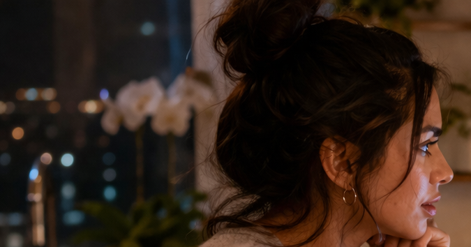 Qué novela turca vez por primera vez: por cuál empezar Mujer cocinando en su cocina mientras mira una novela turca en una pantalla
