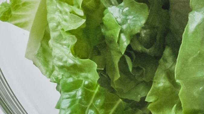 Aunque hay varias maneras de consumirla, expertos advierten que la semilla de aguacate en exceso podría provocar molestias digestivas como estreñimiento.