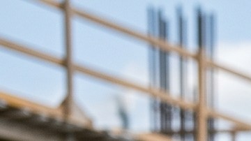 Trabajador latino en Texas revisa documentos migratorios con expresión de preocupación, reflejando la incertidumbre sobre el TPS en 2026.