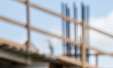 Trabajador latino en Texas revisa documentos migratorios con expresión de preocupación, reflejando la incertidumbre sobre el TPS en 2026.