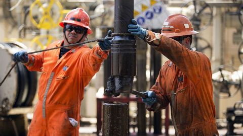 Por qué México importa más del 50% de la gasolina que consume, pese a ser uno de los mayores productores de petróleo de América Latina