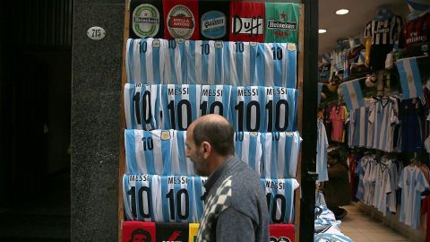Por qué es tan cara la ropa en Argentina y hasta el gobierno promueve comprarla en el extranjero