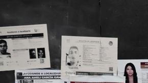 En Ciudad de México: carteles con fotos e información de personas desaparecidas, en protesta contra el fracaso del Gobierno.