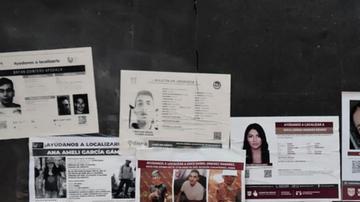 En Ciudad de México: carteles con fotos e información de personas desaparecidas, en protesta contra el fracaso del Gobierno.