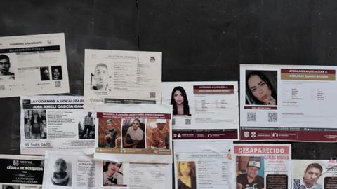 En Ciudad de México: carteles con fotos e información de personas desaparecidas, en protesta contra el fracaso del Gobierno.