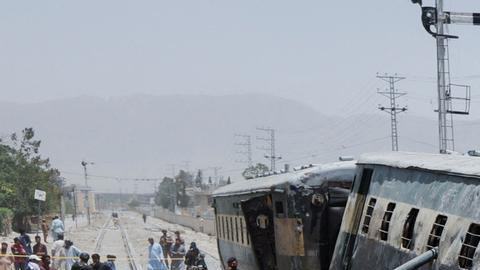 Pakistán: más de 20 muertos en ataque con bomba contra tren