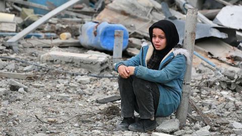 Una niña entre las ruinas de edificios en Gaza.