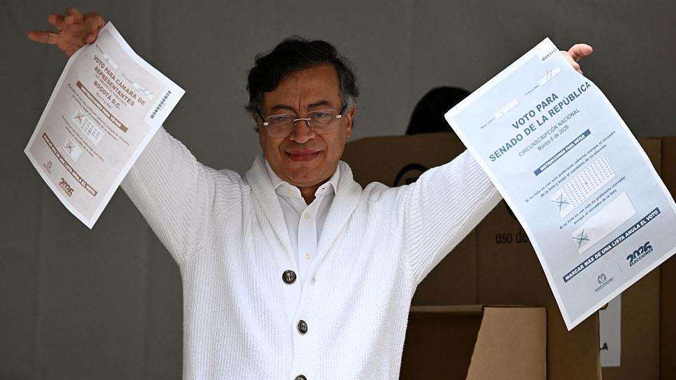 Cómo Petro está terminando su mandato con una popularidad "alta e inusual" en Colombia (y qué papel juega en las elecciones)