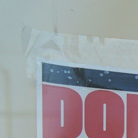 Un cartel en contra del ICE se exhibe en una panadería en Los Ángeles.