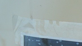 Un cartel en contra del ICE se exhibe en una panadería en Los Ángeles.