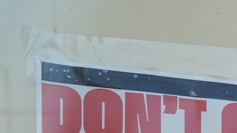 Un cartel en contra del ICE se exhibe en una panadería en Los Ángeles.