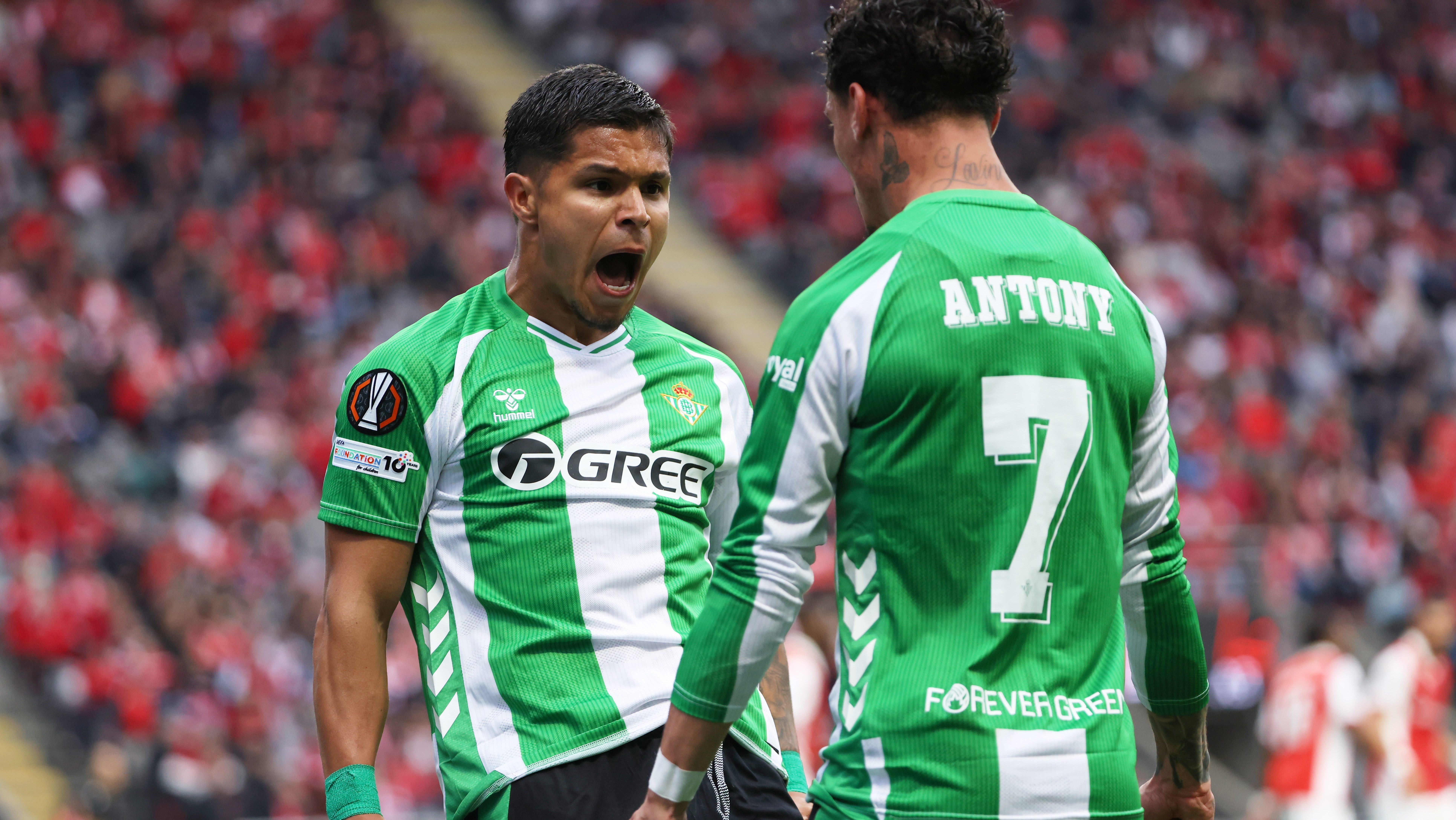 Betis golea al Real Oviedo, de Grupo Pachuca, que queda al borde del descenso
