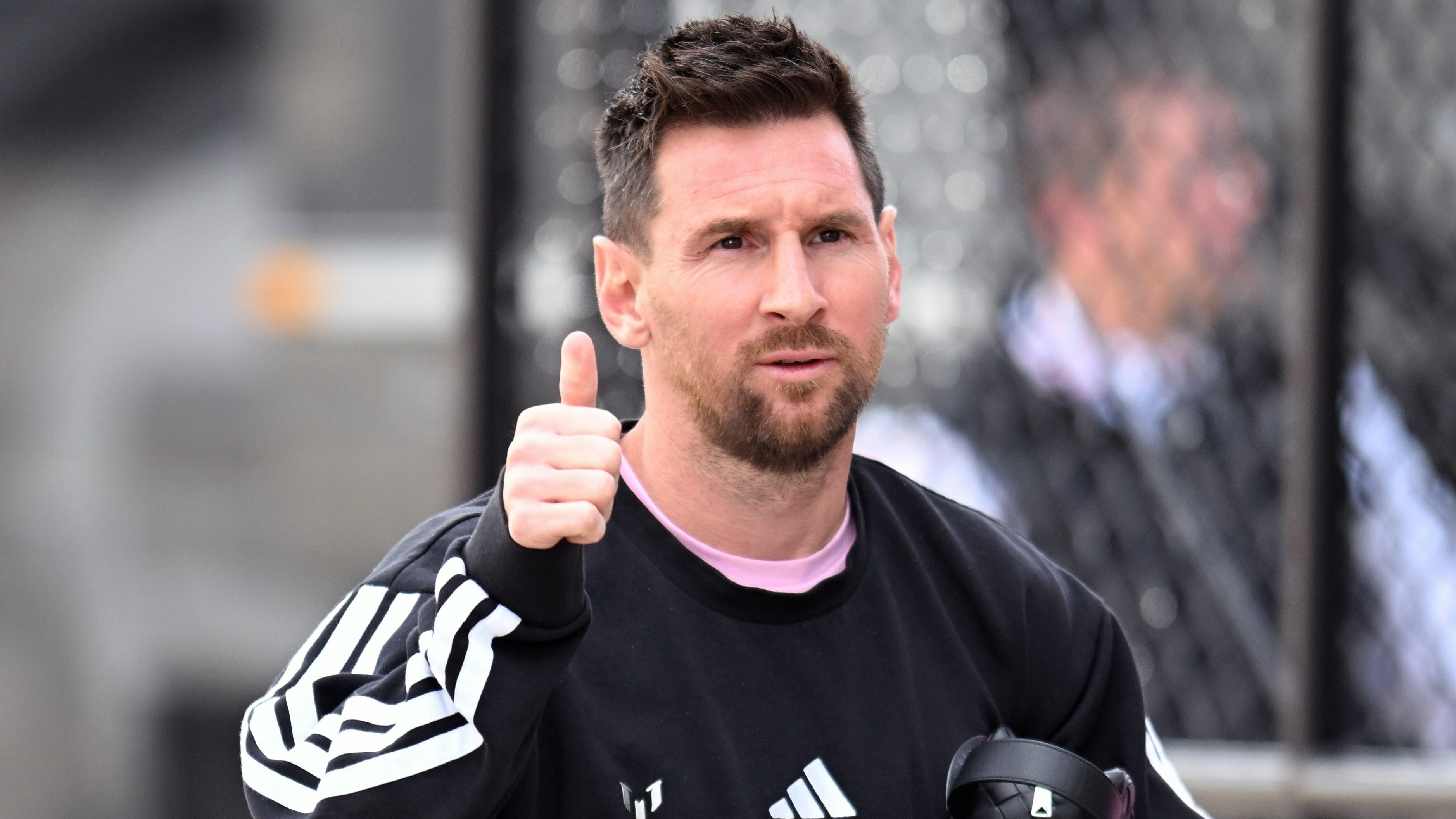 Adidas pisa fuerte con un comercial que reúne a Messi con otras leyendas del fútbol