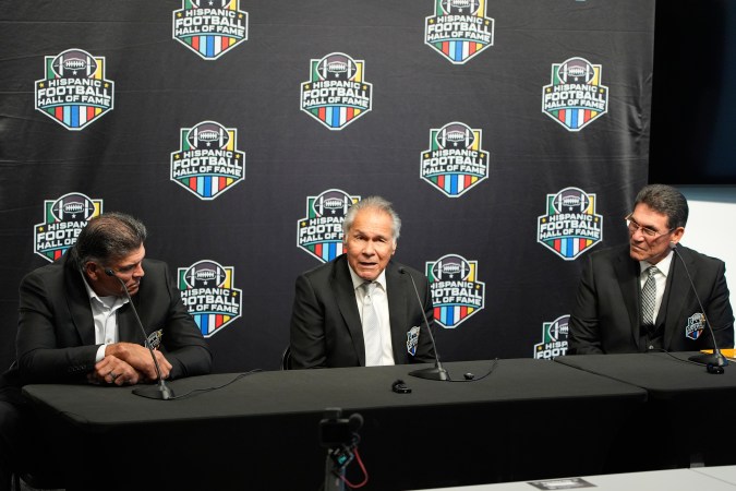 Anthony Muñoz, Jim Plunkett y Ron Rivera, tres leyendas hispanas del fútbol americano, en una conferencia de prensa antes de la ceremonia inaugural del Hispanic Football Hall of Fame realizada en Las Vegas.