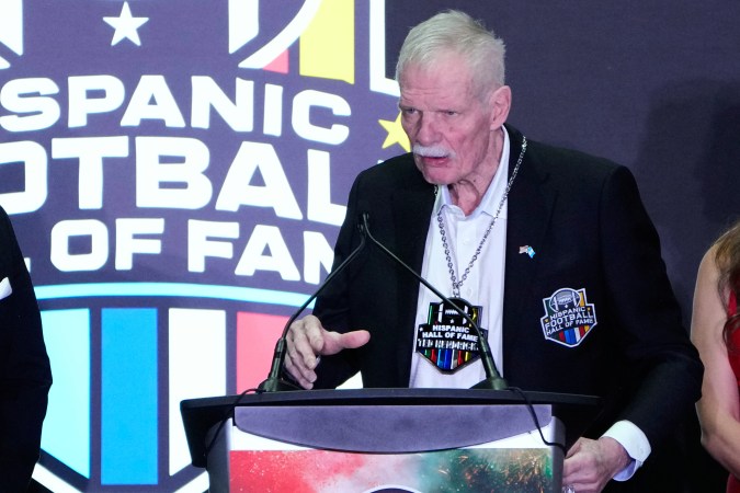 Ted Hendricks, de 78 años, se levantó de su silla de ruedas y habló al ser entronizado al Hispanic Football Hall of Fame. El gigante nacido en Guatemala revolucionó la posición de linebacker.
