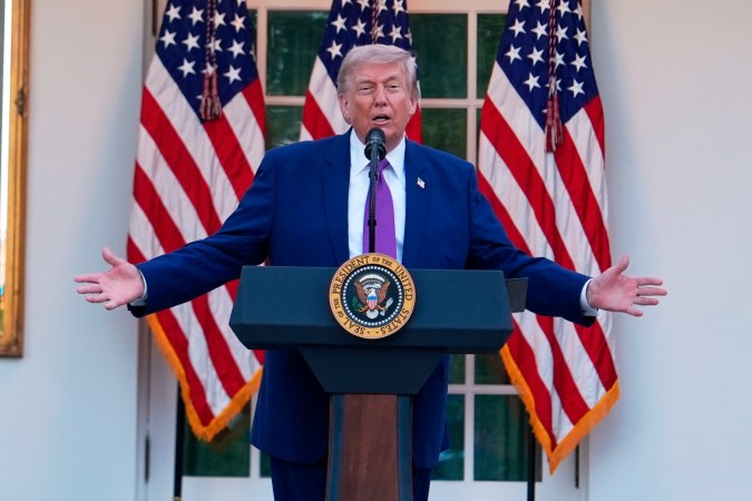 Trump dice que no tiene prisa para negociar con Irán debido a la ventaja del bloqueo naval