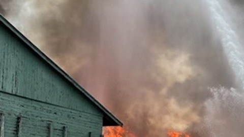 Una explosión ocurrida en un aserradero de Searsmont, Maine, dejó un saldo de un bombero muerto y al menos 10 personas heridas, varias de ellas en condición crítica.