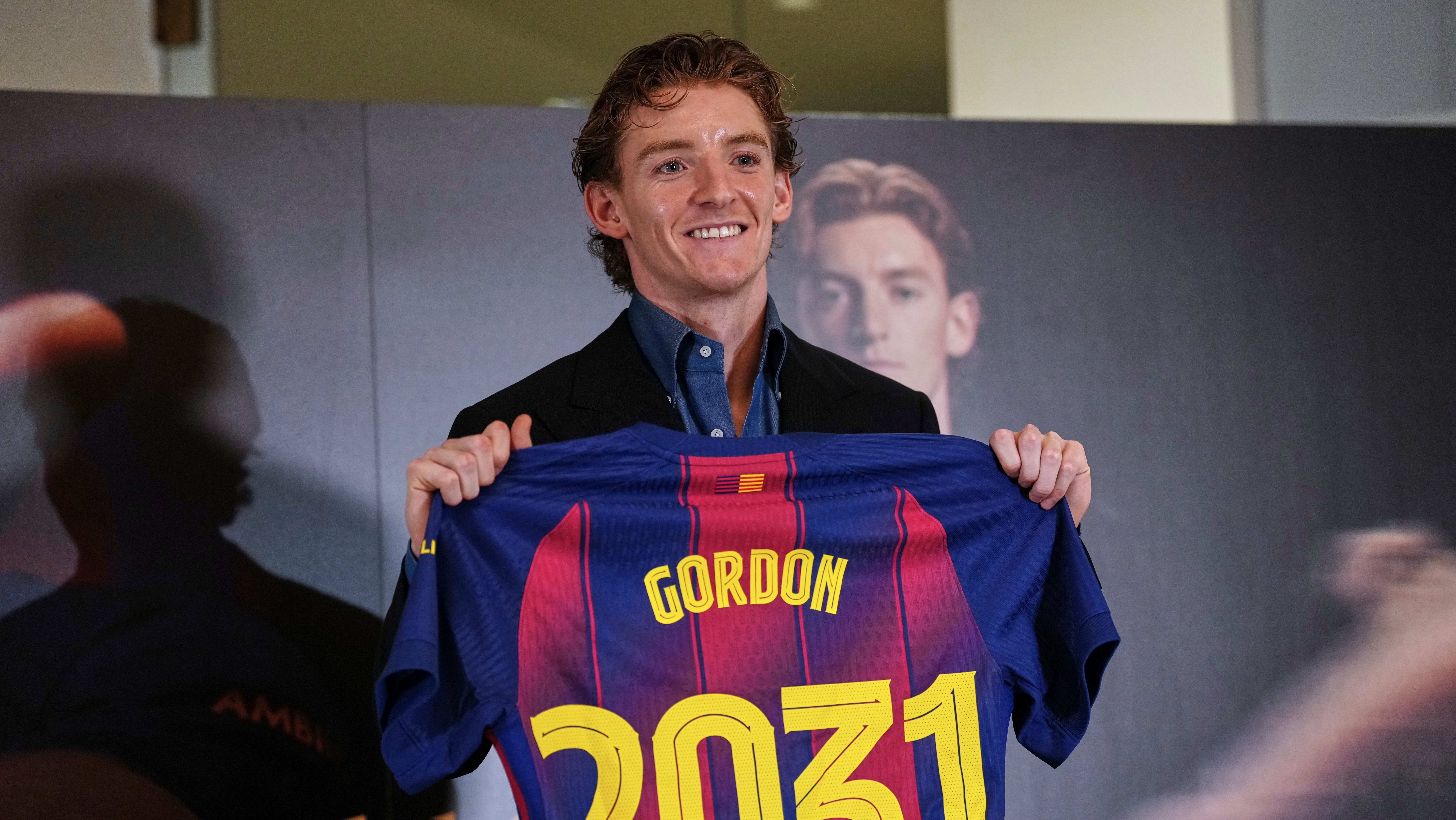 Barcelona oficializa contratación del inglés Anthony Gordon por cinco temporadas