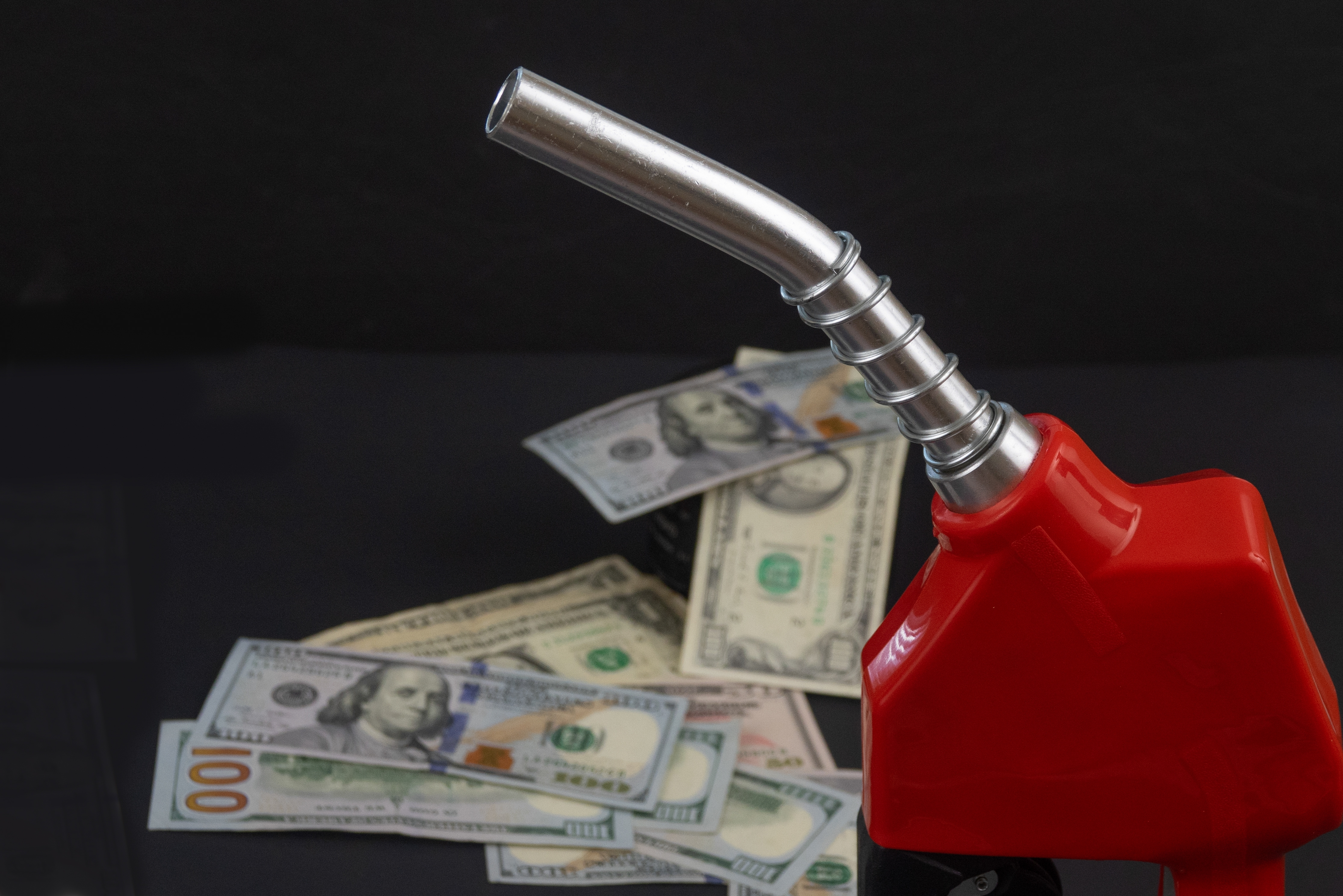 Aumento de la gasolina genera mayor presión sobre los estadounidenses de bajos ingresos, destaca informe