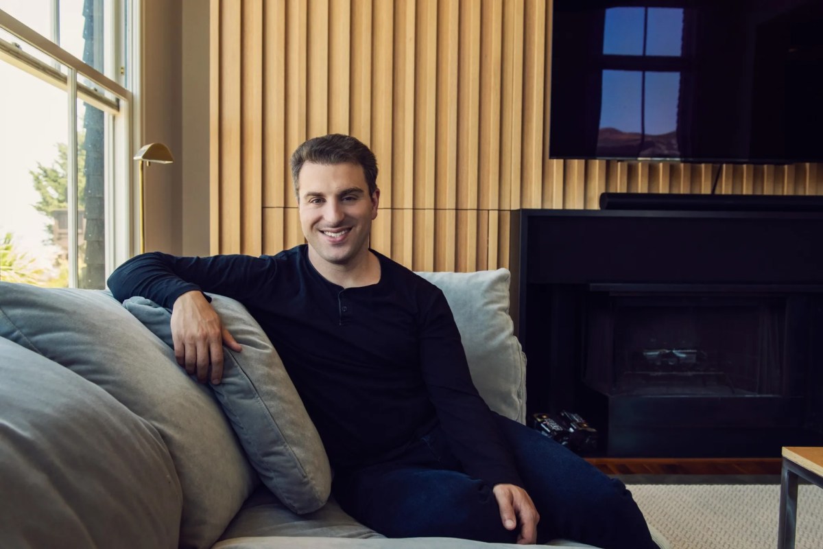 Brian Chesky cuenta por qué Airbnb dejó atrás el lema “forget hotels” y cómo se prepara para la carrera de la inteligencia artificial