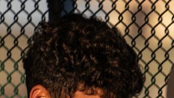 Migrantes detenidos en centros de ICE denuncian condiciones insalubres y falta de atención médica.