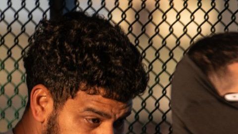 Migrantes detenidos en centros de ICE denuncian condiciones insalubres y falta de atención médica.