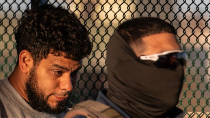 Migrantes detenidos en centros de ICE denuncian condiciones insalubres y falta de atención médica.