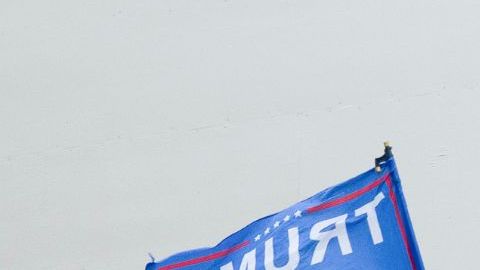 Indultados por el asalto al Capitolio esperan recibir pagos del nuevo fondo impulsado por Trump.