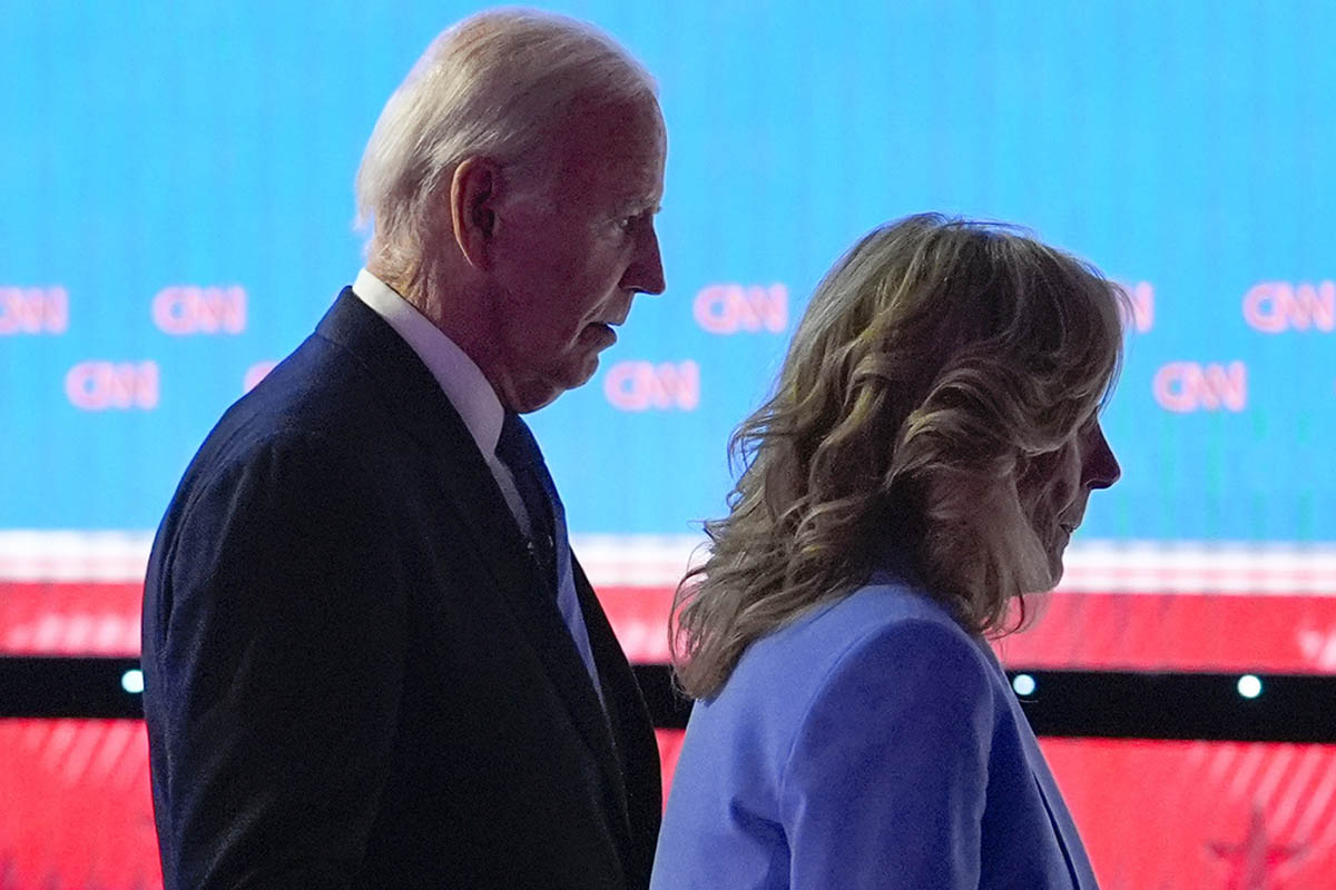 Trump arremete en contra de la esposa de Biden por no apoyarlo la noche en que sentenció su derrota