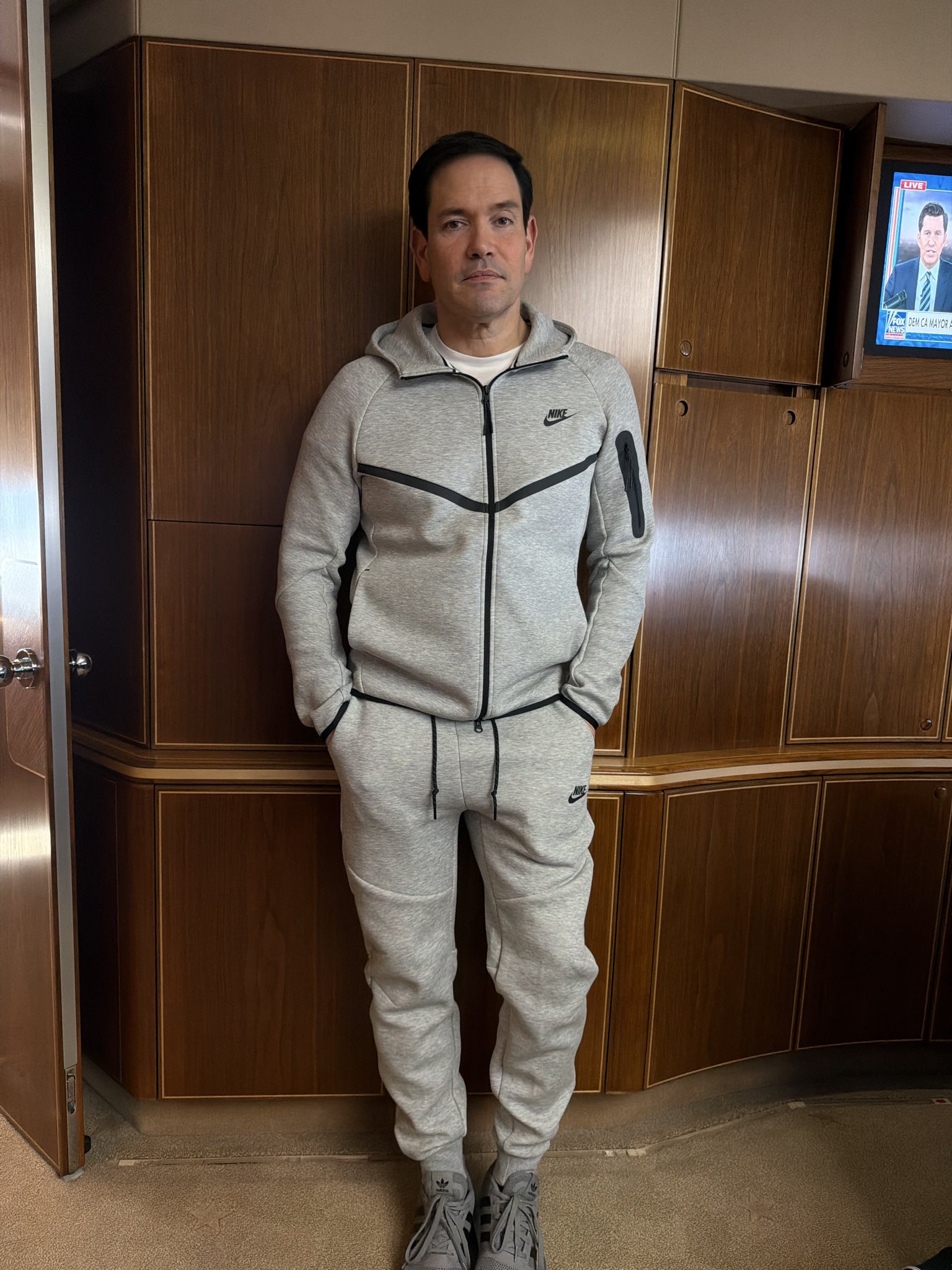 Marco Rubio se burla de Maduro luciendo en el Air Force One el mismo outfit de su captura (2)