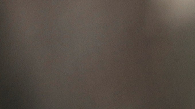 Melani Candia revisa el estado de su renovación de DACA.
