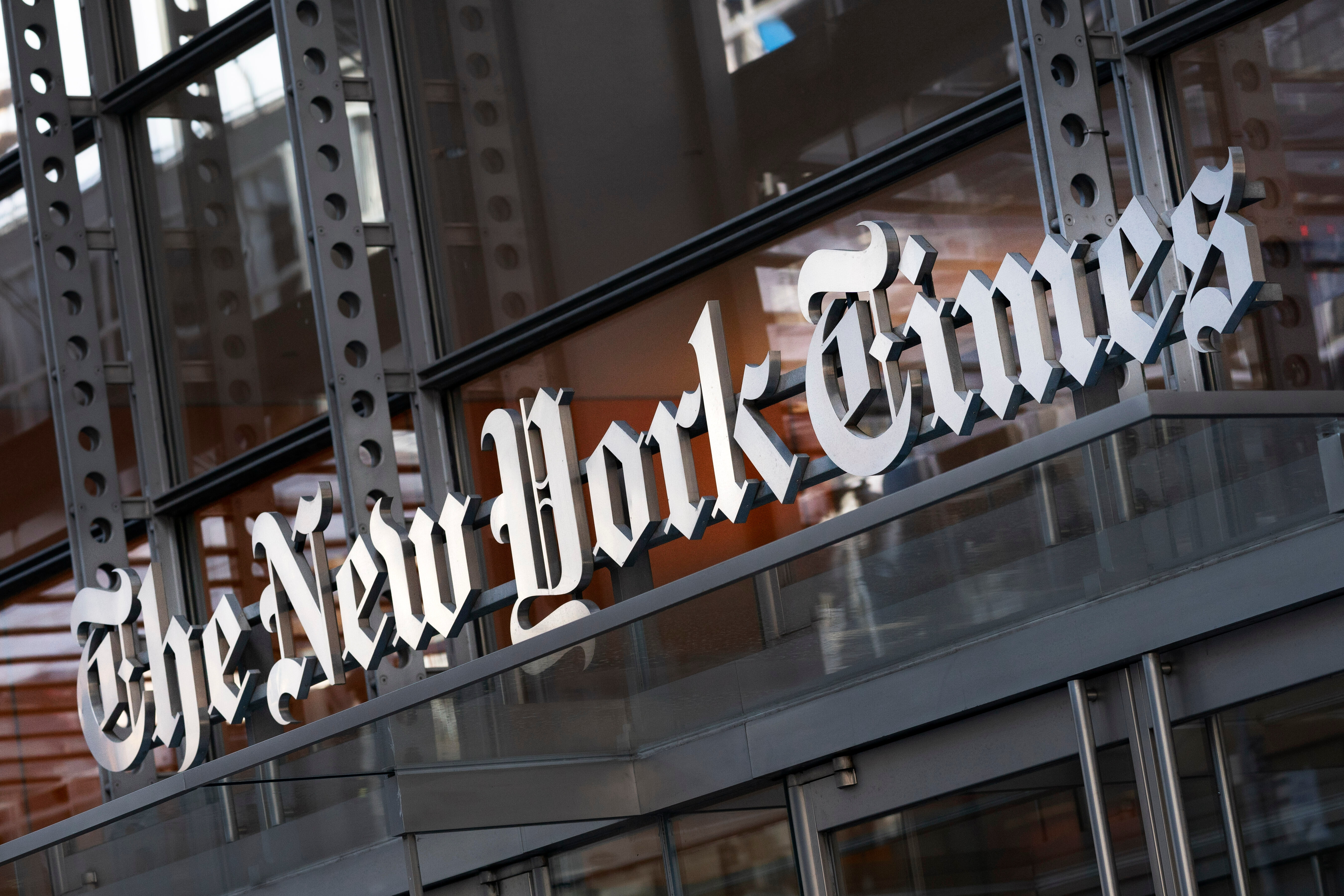 Demanda al NYT por discriminación laboral contra hombre blanco