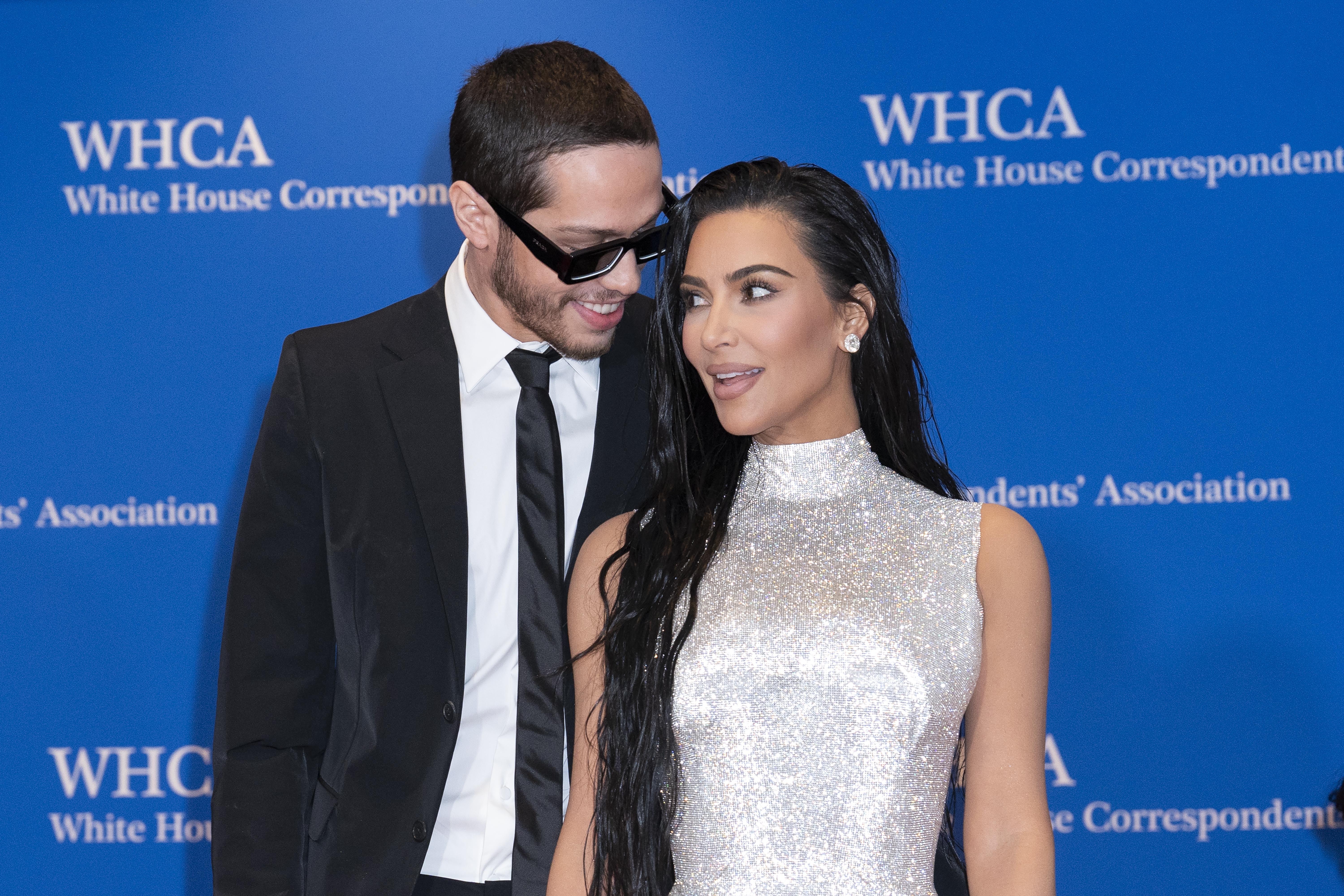 Pete Davidson elogia la faceta actoral de Kim Kardashian: “Es muy buena”