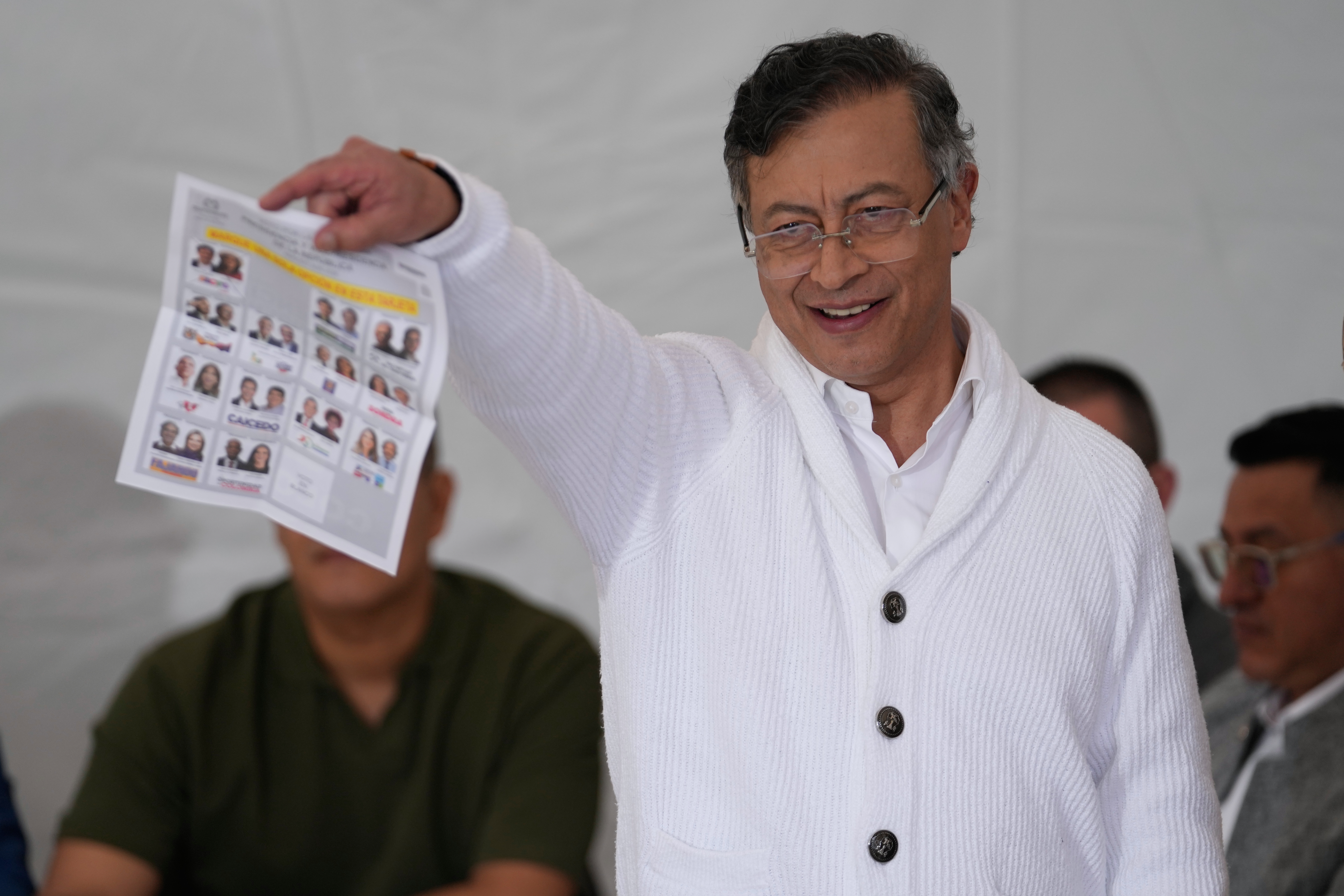 Petro y el candidato de izquierda desconocen conteo que da a De la Espriella como el más votado en Colombia