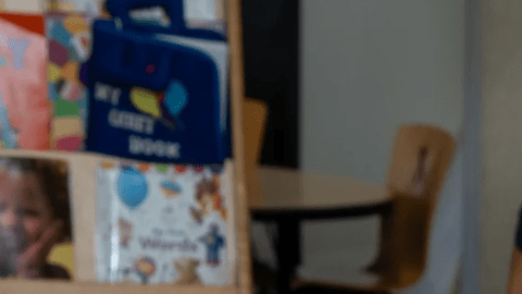 Una maestra le enseña a un estudiante de PLN las figuras geométricas.