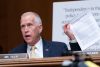 Tillis arremete contra fondo del DOJ y lo llama “un premio para delincuentes”