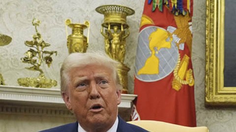 Donald Trump durante una reunión donde participaron Susie Wiles y J.D. Vance