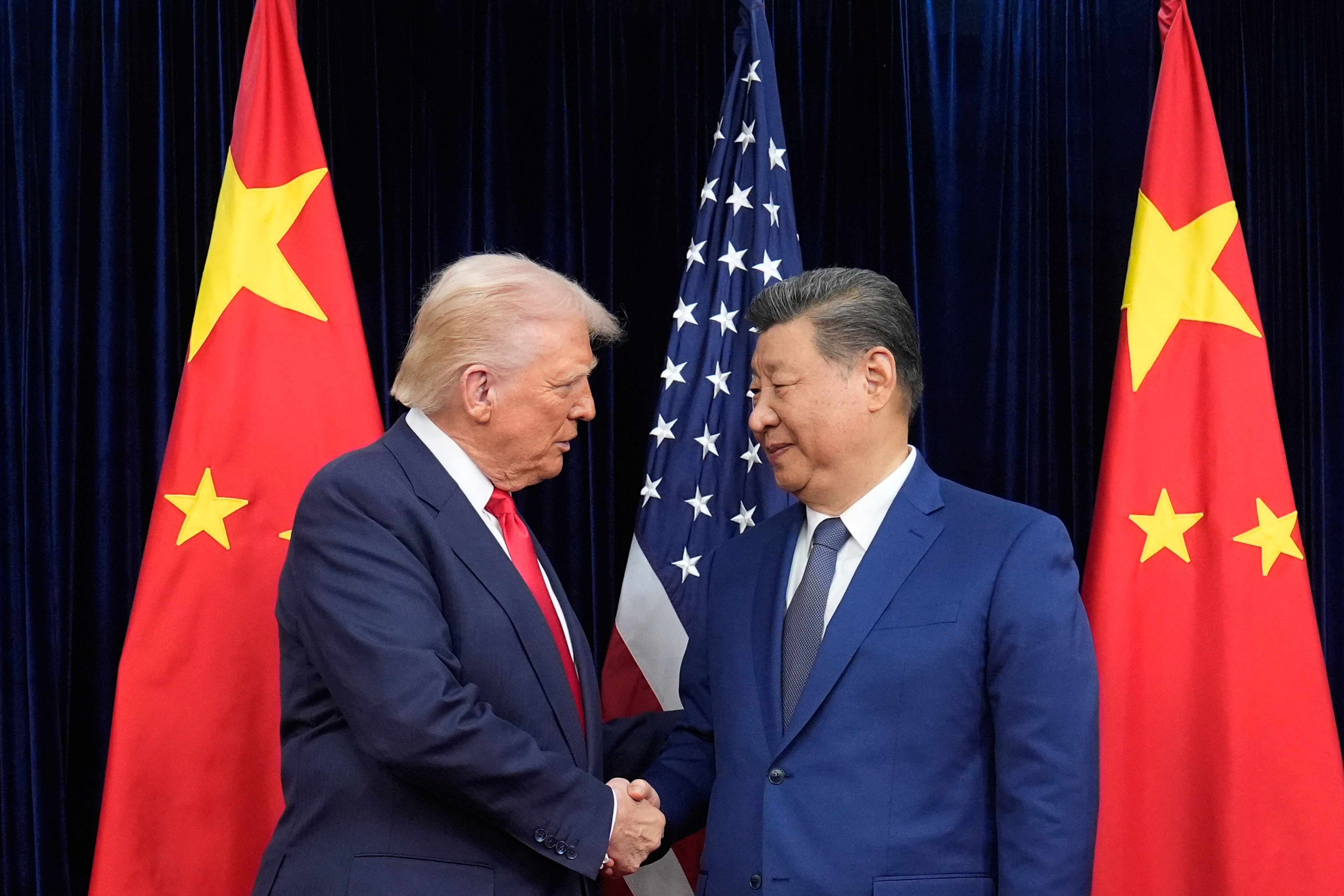 Trump viaja a China acompañado de Elon Musk, Tim Cook y otros líderes ...
