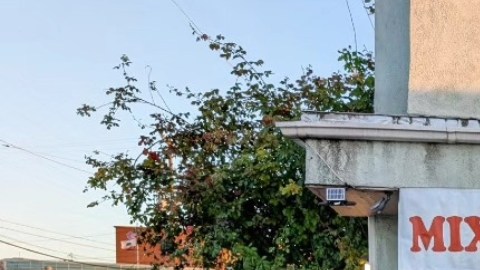 Residentes del sur de Los Ángeles respaldan a José Ugarte (derecha, azul).