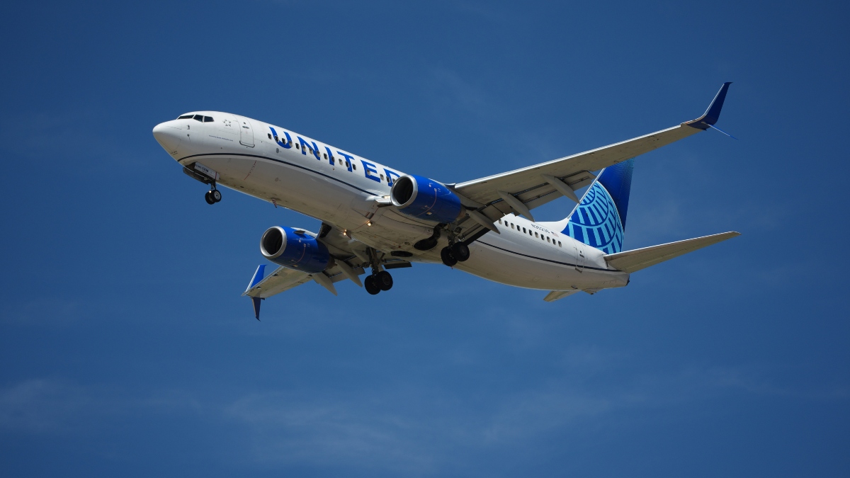 Vuelo de United Airlines de Chicago a Minneapolis tuvo aterrizaje de emergencia por pasajero agresivo