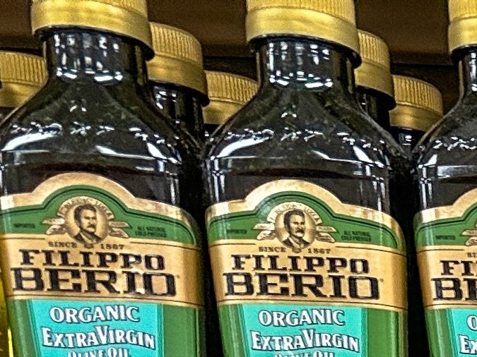 Cuando vayas a comprar aceite de oliva, asegúrate de que esté almacenado en una botella oscura, ya que es sensible a la luz.