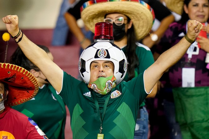 Aficionados de la Selección Mexicana reaccionan durante un partido del Mundial en una zona de transmisión