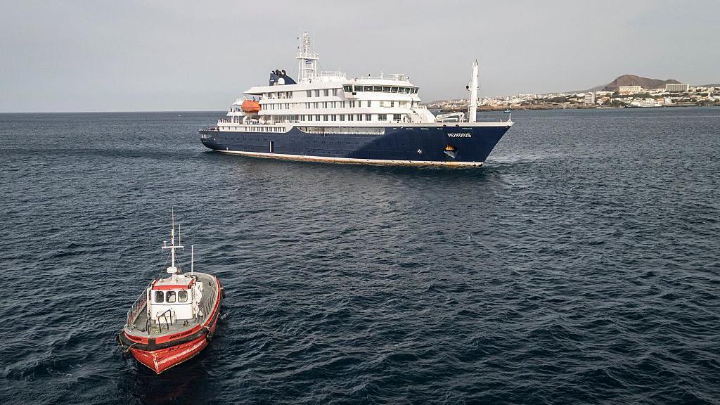 "Una obligación moral y legal": por qué España aceptó recibir el crucero en emergencia por el hantavirus
