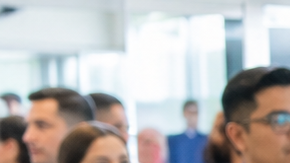 Fila de personas entregando un curriculum para un empleo
