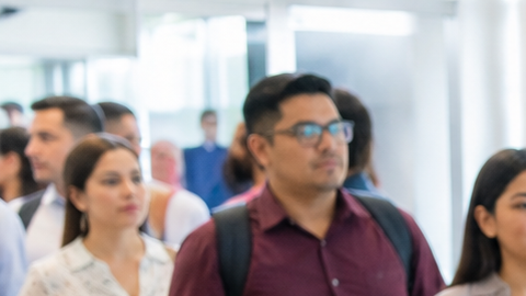 Fila de personas entregando un curriculum para un empleo